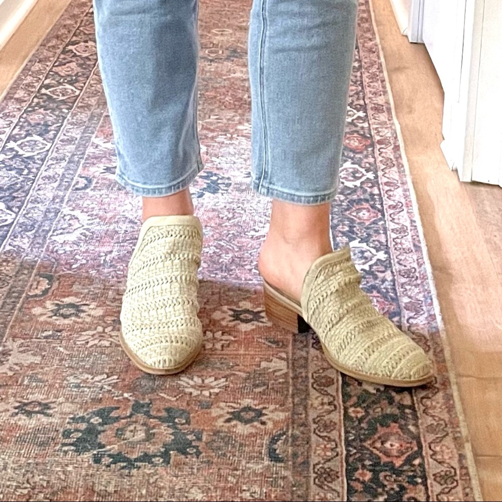 Very Volatile Los Angeles Cream Woven Leather Mule Size 9
